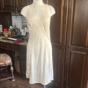 Vintage Maidenform “Something Special” Midi Length Cream Lace Trim Slip Sz 34